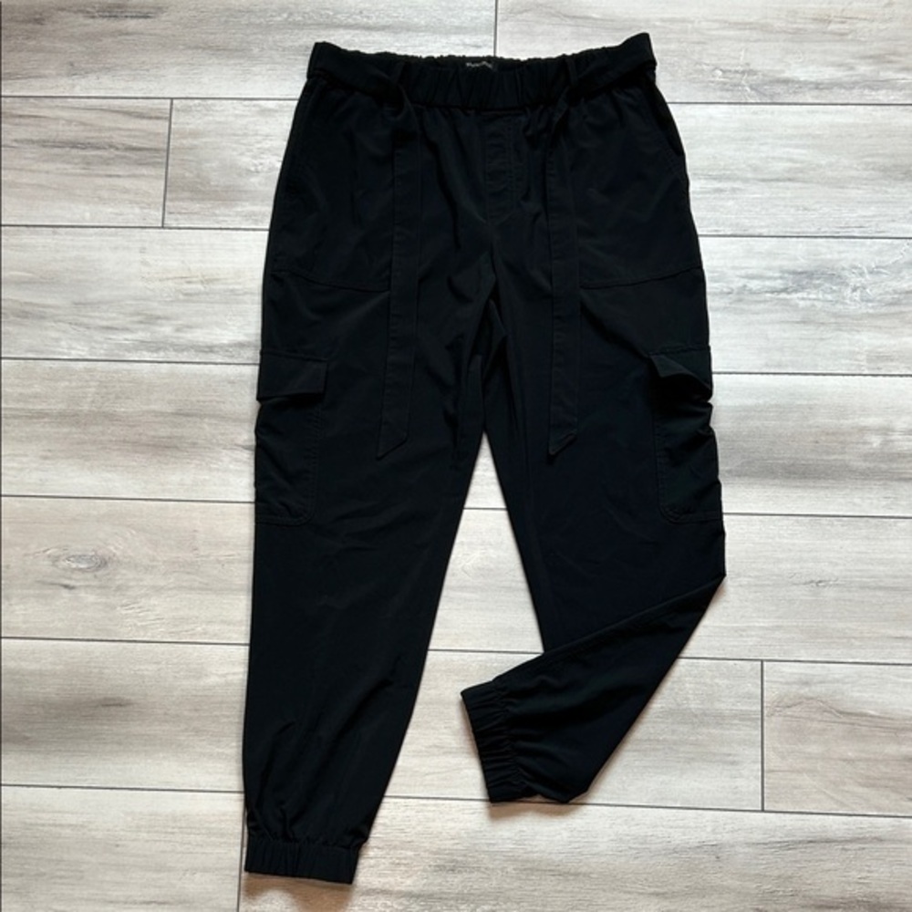 Banana Republic Tie Waist Cargo Jogger Pants in black size medium